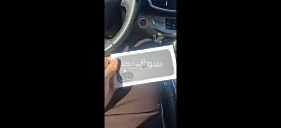 آيفون ١٧ مع شاحن وسماعات